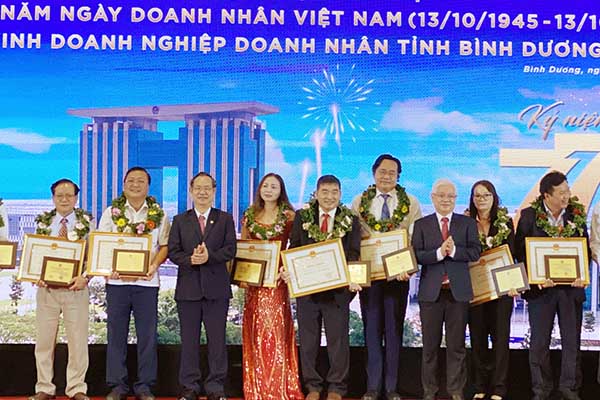 Lãnh đạo tỉnh BÌnh Dương tặng bằng khen cho doanh nghiệp tiêu biểu của Bình Dương 