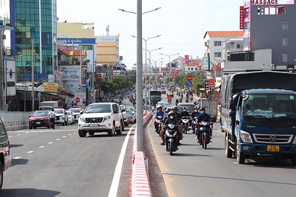 Toàn bộ 2 nhánh cầu Bưng đã hoàn thành giúp giải tỏa kẹt xe - Ảnh: Anh Quân