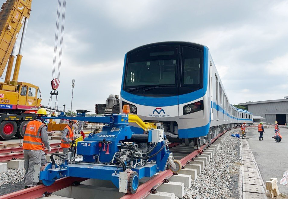 Công nhân đang vận hành thử đoàn tàu metro số 1 tại phường Long Bình, TP. Thủ Đức.  Ảnh: Lê Toàn