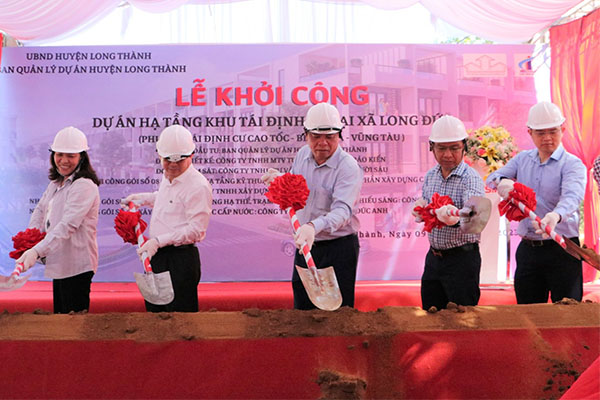 Lãnh đạo tỉnh Đồng Nai thực hiện nghi thức khởi công khu tái định cư tại xã Long Đức - Ảnh: Lê Vinh