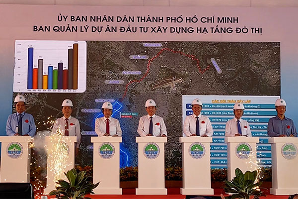 Lãnh đạo TP.HCM nhấn nút khởi công Dự án - Ảnh: Lê Vinh