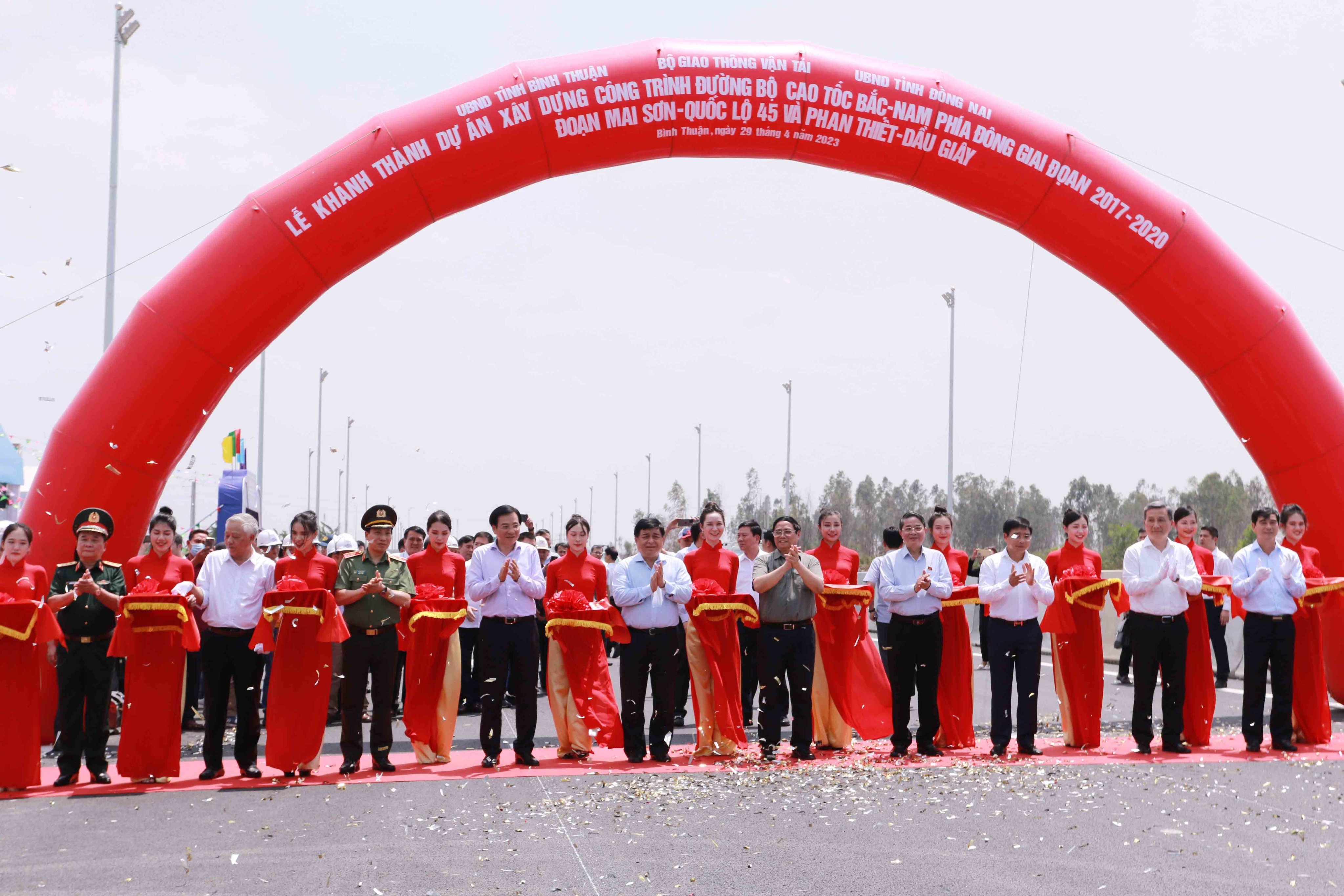 Thủ tướng Phạm Minh Chính cắt băng thông xe tuyến cao tốc Phan Thiết - Dầu Giây 