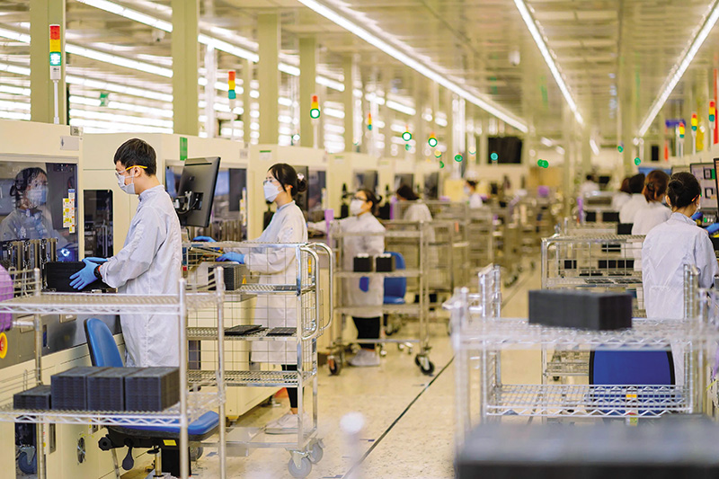 Nhân viên của Intel thực hiện đóng gói chip tại Khu công nghệ cao TP.HCM. Ảnh: Lê Toàn