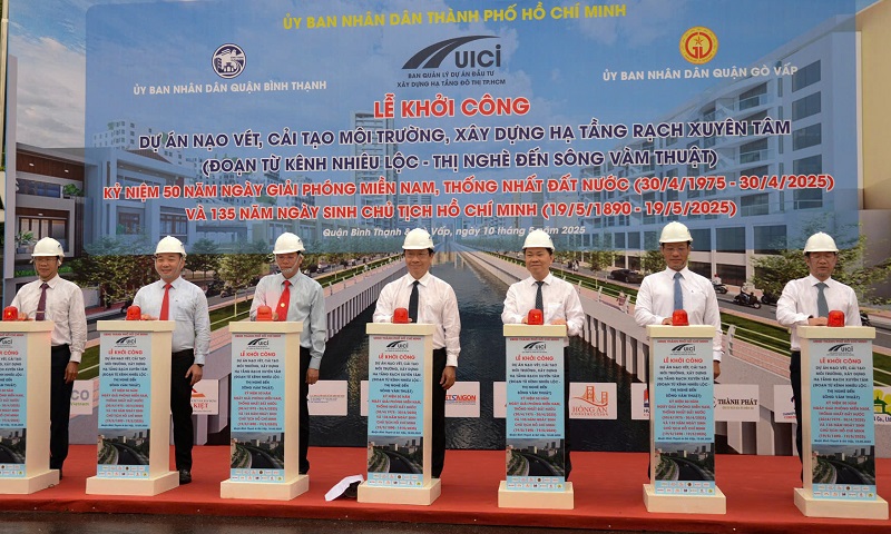Các đại biểu thực hiện nghi thức khởi công Dự án cải tạo môi trường rạch Xuyên Tâm - Ảnh: Lê Minh