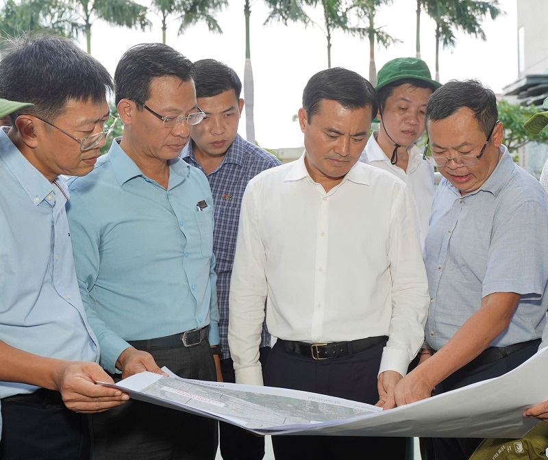 Phó chủ tịch UBND TP.HCM Bùi Xuân Cường khảo sát thực tế Dự án cải tạo bờ Bắc kênh Đôi - Ảnh: H.Q