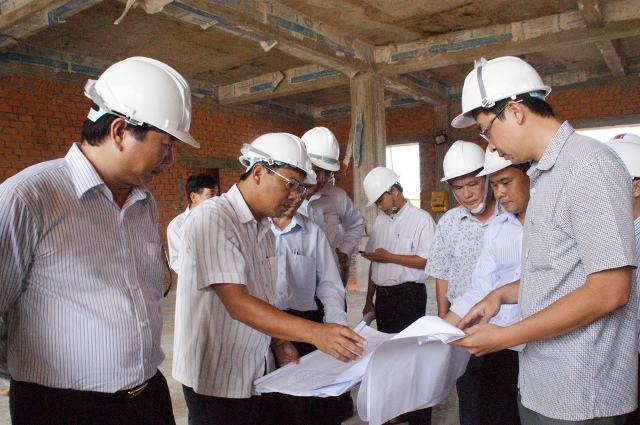 Ông Nguyễn Tiến Hải (thứ hai từ trái qua) kiểm tra tiến độ thi công Dự án đầu tư xây dựng Bệnh viện Điều dưỡng – Phục hồi chức năng. Ảnh: camau.gov.vn