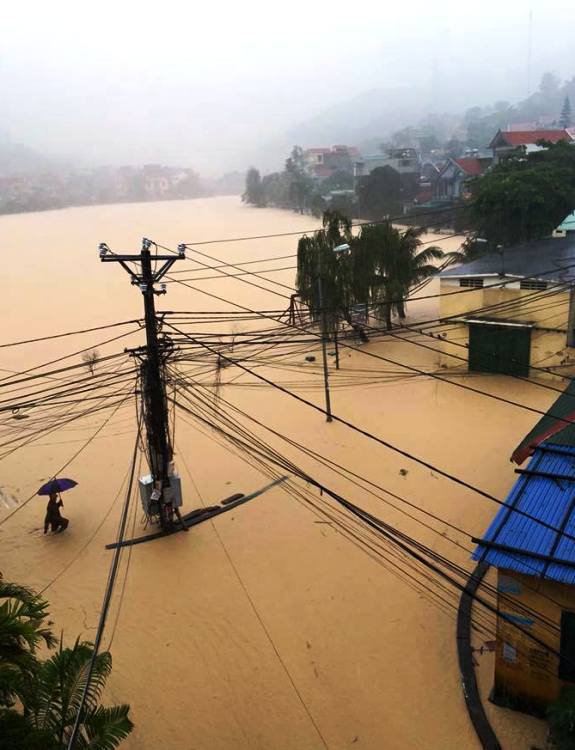 21h đêm, mưa vẫn tiếp tục, nước tại sông, suối dâng cao, tràn vào các khu dân cư. Phường Hà Khẩu, thành phố Hạ Long có chỗ lên đến 1,2 m. 