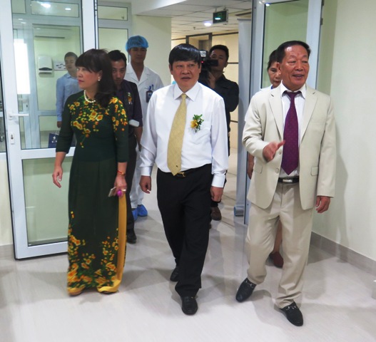Lãnh đạo Bộ Y tế cùng quan khách thăm quan bệnh viện Bảo Sơn 2