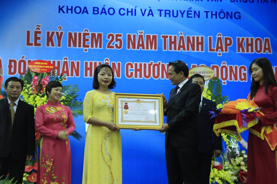Tập thể Khoa Báo chí và Truyền thông, Đại học KHXHNV, Đại học QGHN vinh dự đón nhận Huân chương Lao động Hạng ba