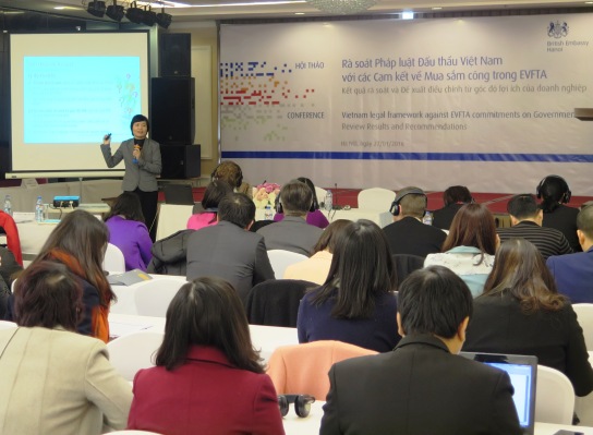 Bà Nguyễn Thị Thu Trang, Giám đốc Trung tâm WTO - VCCI, đại diện nhóm nghiên cứu trình bày một số kết quả qua việc rà soát hệ thống pháp luật Việt Nam so với các cam kết trong Hiệp định EVFTA trong lĩnh vực đấu thầu