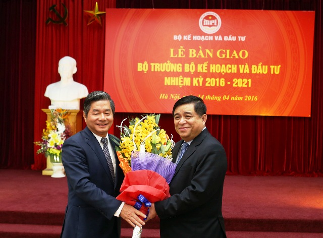 Nguyên Bộ trưởng Bùi Quang Vinh tin tưởng rằng tân Bộ trưởng Nguyễn Chí Dũng sẽ tiếp tục chèo lái con thuyền Bộ Kế hoạch và Đầu tư đạt được nhiều thành tựu trong công cuộc đổi mới và phát triển đất nước