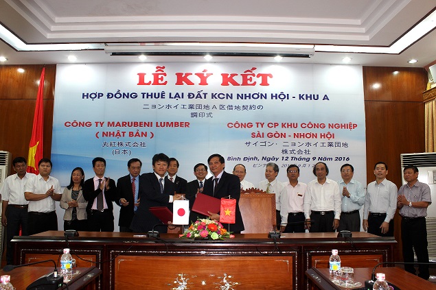 Đại diện Công ty Marubeni Lumber và Công ty CP KCN Sài Gòn - Nhơn Hội ký kết hợp đồng thuê lại đất KCN Nhơn Hội.