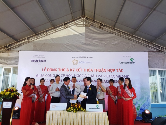 Ông Võ Hiền, Chủ tịch HĐQT Công ty CP Hòn Ngọc Á Châu ký kết thỏa thuận hợp tác với ngân hàng Vietcombank cho Dự án Anvie Danang Beach Resort