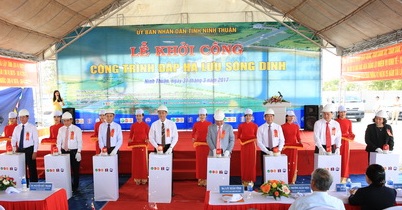 Lãnh đạo tỉnh Ninh Thuận và các đại biểu nhấn nút khởi công công trình trọng điểm chào mừng 25 năm tái lập tỉnh