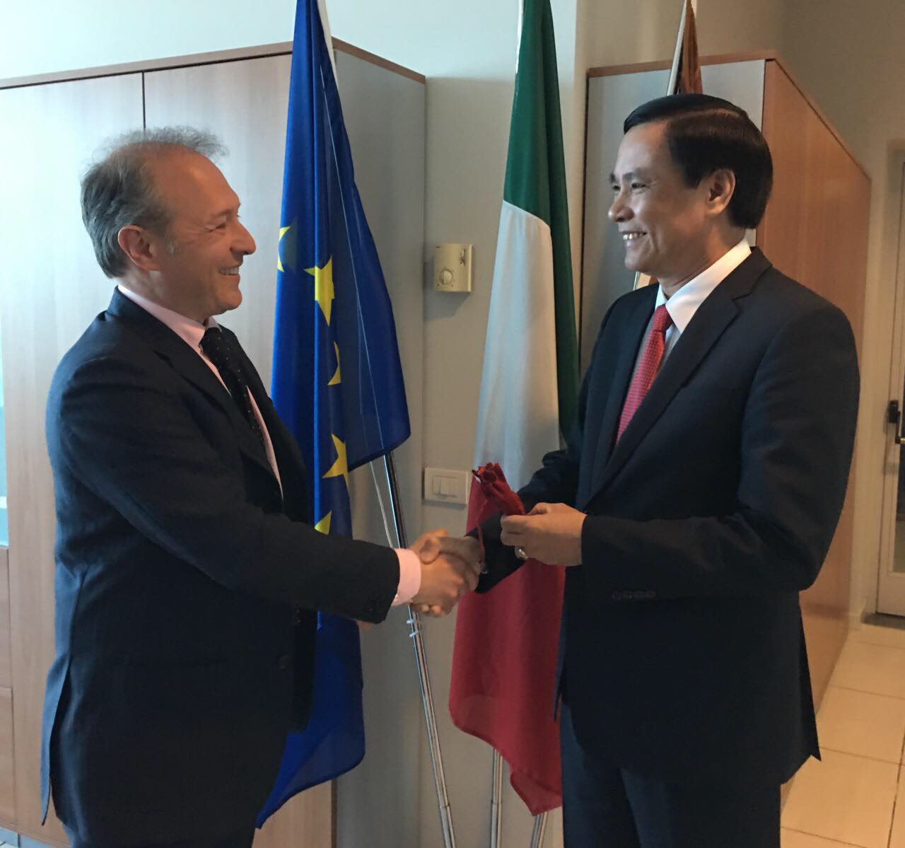 Phó Chủ tịch UBND thành phố Trần Văn Miên và ông Fabrizio Alvisi, Giám đốc Cục  Xúc tiến Ngoại thương vùng Veneto, Ý