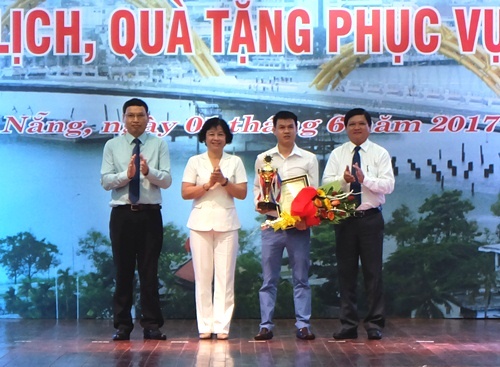 Lãnh đạo UBND TP. Đà Nẵng trao giải và cúp lưu niệm cho đơn vị đạt giải nhất Cuộc thi