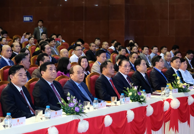 Thủ tướng Chính phủ Nguyễn Xuân Phúc cùng các lãnh đạo bộ, ngành, địa phương và hàng trăm nhà đầu tư tham dự hội nghị