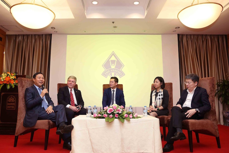 Nguyên thứ trưởng Bộ Kế hoạch và Đầu tư Đặng Huy Đông (ngoài cùng bên trái) cũng tới chúc mừng Lễ ra mắt giải thưởng tại Việt Nam và tham gia toạ đàm. (Ảnh: Đức Trung)
