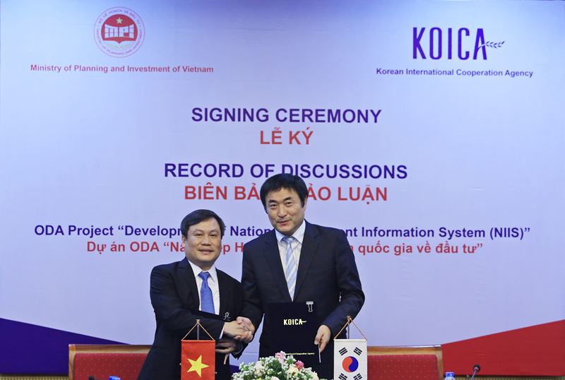 Thứ trưởng Bộ Kế hoạch và Đầu tư Vũ Đại Thắng và ông Kim Jinoh, Giám đốc KOICA Việt Nam thực hiện ký kết (Ảnh: Lê Tiên)