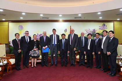 Bộ trưởng Nguyễn Chí Dũng chụp ảnh lưu niệm với các thành viên BAC