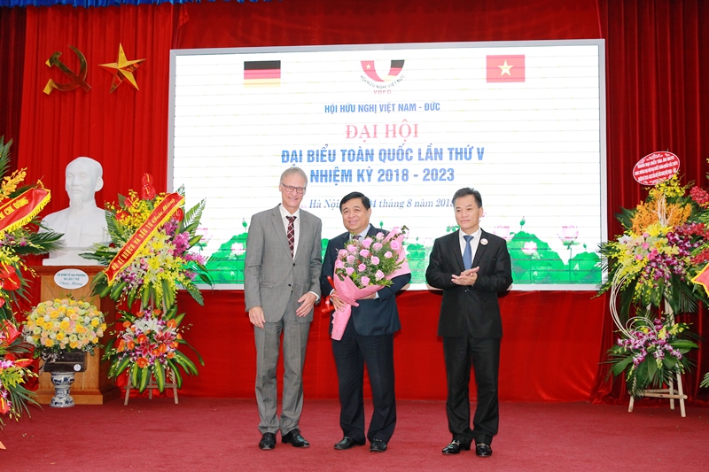 Tân Chủ tịch Hội Hữu nghị Việt Nam - Đức, ông Nguyễn Chí Dũng, Bộ trưởng Bộ Kế hoạch và Đầu tư nhận hoa chúc mừng