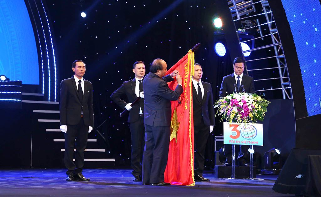 Thừa ủy quyền của Chủ tịch nước, Thủ tướng Chính phủ Nguyễn Xuân Phúc gắn Huân chương lao động hạng Nhất lên cờ truyền thống của ngành KH&ĐT.