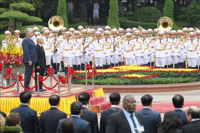 Tổng Bí thư, Chủ tịch nước Nguyễn Phú Trọng và Chủ tịch HĐNN và HĐBT Cuba trên bục danh dự nghe Quân nhạc cử Quốc thiều hai nước
