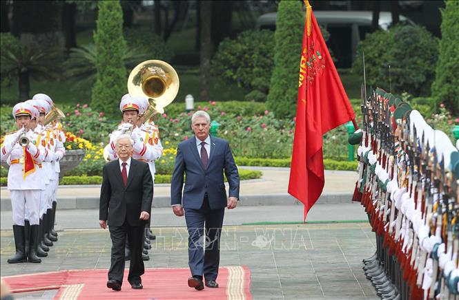 Tổng Bí thư, Chủ tịch nước Nguyễn Phú Trọng và Chủ tịch HĐNN và HĐBT Cuba duyệt Đội danh dự Quân đội nhân dân Việt Nam