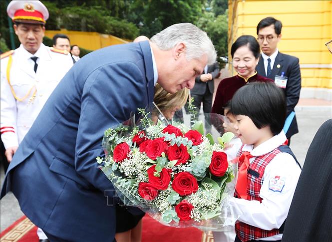 Thiếu nhi Thủ đô Hà Nội tặng hoa chào mừng