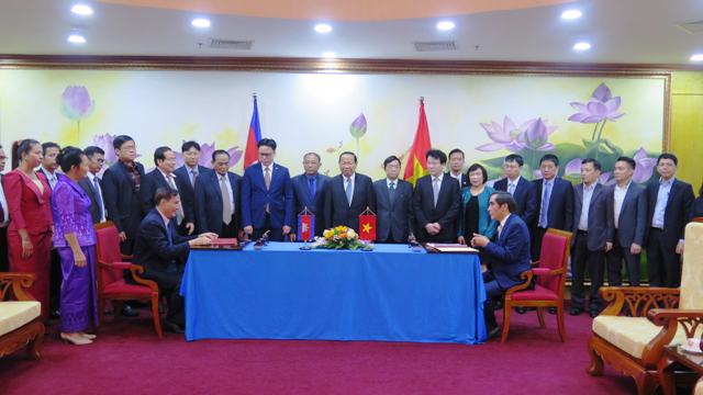 Thứ trưởng Bộ Kế hoạch và Đầu tư Nguyễn Văn Trung và Quốc vụ khanh Bộ Kế hoạch Vương quốc Campuchia Hou Taing Eng ký kết biên bản Cuộc họp