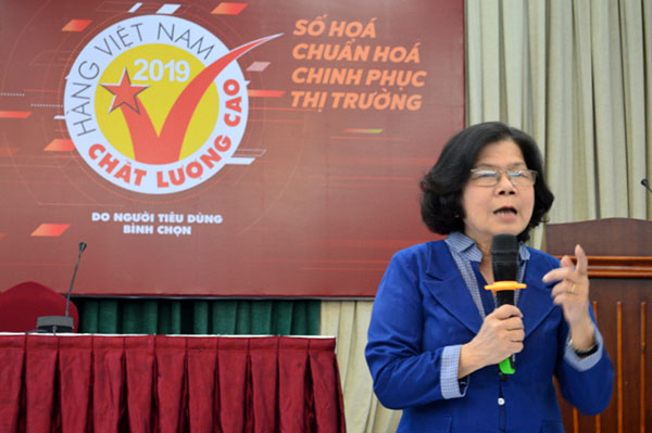 Bà Vũ Kim Hạnh, Chủ tịch Hội doanh nghiệp HVNCLC chia sẻ với phóng viên về những câu chuyện trong cuộc điều tra bình chọn