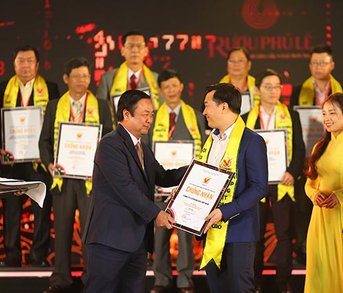 Ông Đỗ Thanh Tuấn – Giám đốc Đối Ngoại - đại diện công ty Vinamilk nhận giải thưởng