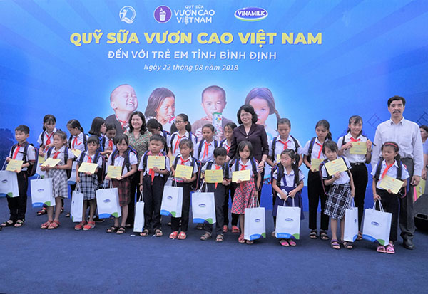 Quỹ sữa Vươn cao Việt Nam và Vinamilk trao 64.000 ly sữa cho trẻ em tại Bình Định