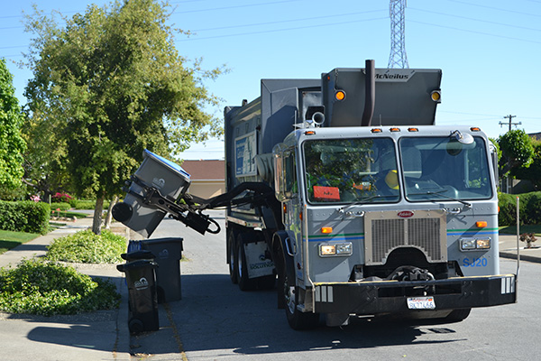 Nhân viên CWS thu gom rác tại Hoa Kỳ