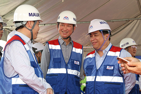 Bộ trưởng Bộ KH&ĐT Nguyễn Chí Dũng và ông Trần Vĩnh Tuyến, Phó chủ tịch UBND TP.HCM đến tuyến Metro số 1 từ sớm