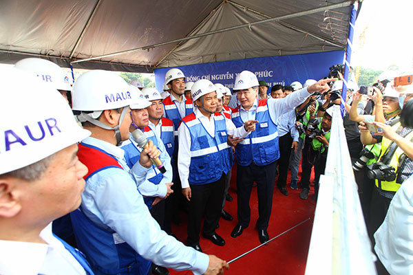 Bí thư thành ủy Nguyễn Thiện Nhân (phải) giới thiệu cho Thủ Tướng Chính Phủ và các Bộ trưởng về vị trí đang đứng là chợ Bến Thành biểu tượng của TPHCM.