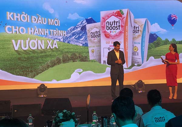Ô PeeYush Sharma Tổng giám đốc Coca Cola Việt Nam tại lễ ra mắt