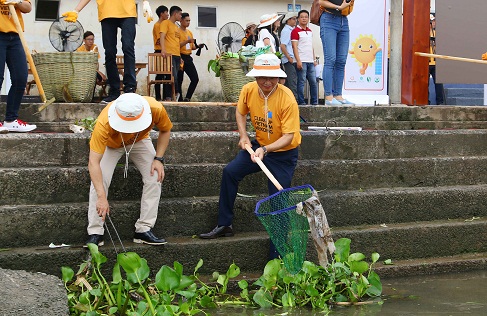Ông Back Jong Kook, Chủ tịch Hội đồng Thành viên kiêm Tổng giám đốc Hanwha Life Việt Nam tham gia dọn rác trên sông Mê Kông