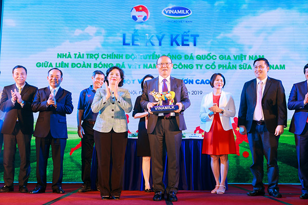 Bà Mai Kiều Liên - Thành viên HĐQT , Tổng Giám đốc Vinamilk tặng quà lưu niệm cho ông Park Hang-Seo - Huấn luyện viên trưởng Đội tuyển Nam quốc gia & U23 quốc gia Việt Nam