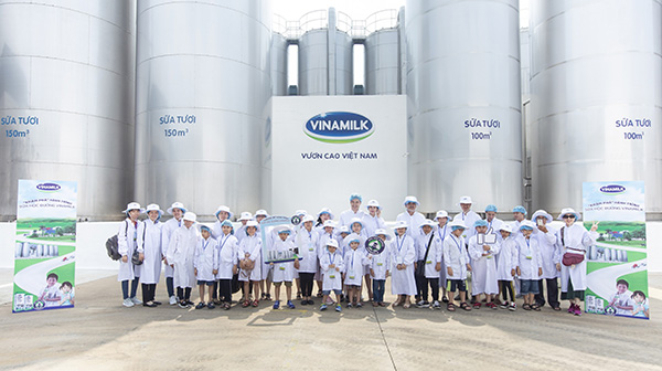 Gia đình diễn viên Mạnh Trường cùng các bậc phụ huynh mong chương trình Sữa học đường được nhân rộng ra để nhiều trẻ em Việt được thụ hưởng nguồn sữa tươi ngon đảm bảo chất lượng của Vinamilk.