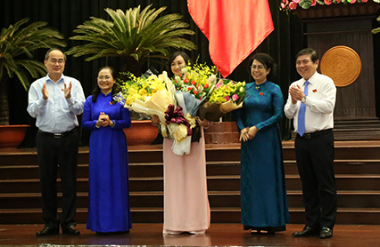Bà Phan Thị Thắng (đứng giữa) chính thức trúng cử Phó Chủ tịch HĐND TP.HCM