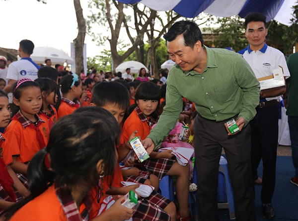 Ông Đõ Thanh Tuấn, Giám đốc đối ngoại Vinamilk trao sữa cho trẻ em Hưng Yên