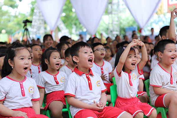 Trẻ em Việt Nam còn đang phải đối mặt với tình trạng suy dinh dưỡng thấp còi và thiếu vi chất dinh dưỡng, đây là những nguyên nhân chính ảnh hưởng xấu đến sự tăng trưởng chiều cao và trí tuệ của các em.