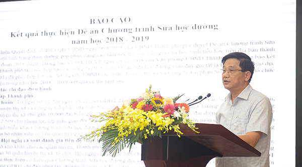 Ông Phạm Xuân Tiến, Phó Giám đốc Sở Giáo Dục và Đào Tạo Hà Nội báo cáo kết quả thực hiện chương trình Sữa học đường Hà Nội năm học 2018-2019.