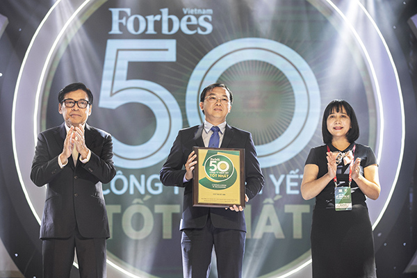 Ông Lê Thành Liêm – Giám đốc Điều hành tài chính Vinamilk nhận kỷ niệm chương của Forbes VN trong Lễ vinh danh “50 công ty niêm yết tốt nhất Việt Nam 2019”