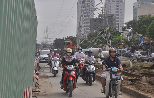 Những lô cốt trên các tuyến đường đang thi công là nỗi ám ảnh của người tham gia giao thông