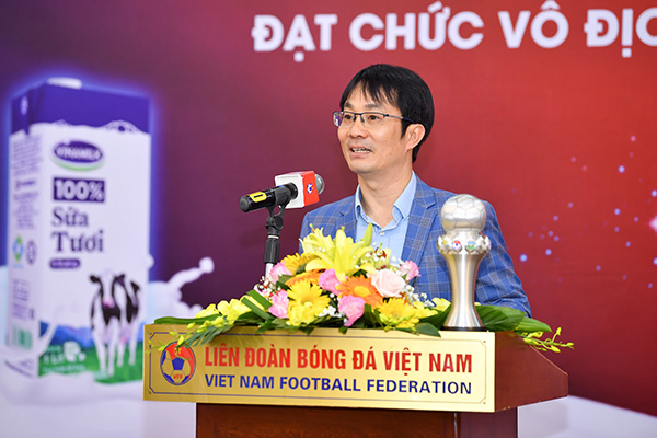 Ông Phan Minh Tiên phát biểu chúc mừng đội tuyển đã đạt thành tích xuất sắc tại Giải vô địch Bóng đá nữ Đông Nam Á 2019