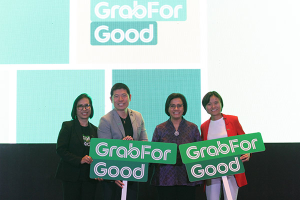 Hai đồng sáng lập Grab bà Tan Hooi Ling (ngoài cùng bên trái) và ông Anthony Tan, CEO kiêm Đồng sáng lập Grab (thứ hai từ phải qua) cùng Bộ Trưởng Bộ tài chính Indinesia tại lễ công bố