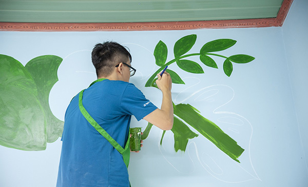 Tình nguyện viên công ty BASF Việt Nam sơn trang trí lớp học mới