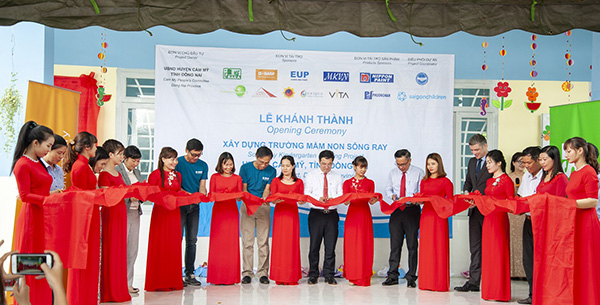 (từ trái sang) Ông Petrus Ng, Tổng Giám đốc, BASF Thái Lan và Đông Dương, ông Erick Contreras, Tổng Giám đốc BASF Việt Nam (áo xanh), đại diện chính quyền địa phương và nhà trường cắt băng khánh thành khai mạc buổi lễ
